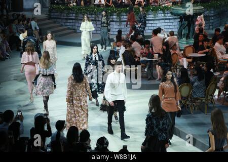 Modelle zeigen neue Kreationen bei der Chanel's 'Paris' in Rom 2015/16 Kollektion fashion show in Peking, China, 31. Mai 2016. Stockfoto