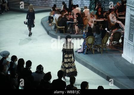 Modelle zeigen neue Kreationen bei der Chanel's 'Paris' in Rom 2015/16 Kollektion fashion show in Peking, China, 31. Mai 2016. Stockfoto