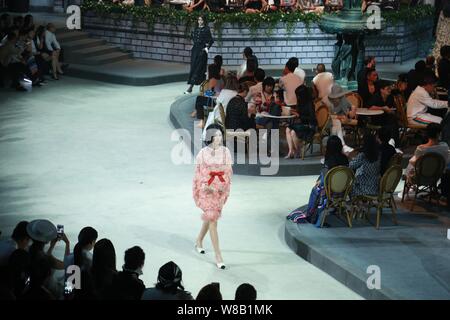 Modelle zeigen neue Kreationen bei der Chanel's 'Paris' in Rom 2015/16 Kollektion fashion show in Peking, China, 31. Mai 2016. Stockfoto