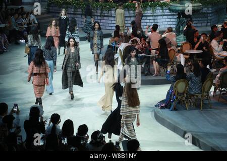 Modelle zeigen neue Kreationen bei der Chanel's 'Paris' in Rom 2015/16 Kollektion fashion show in Peking, China, 31. Mai 2016. Stockfoto