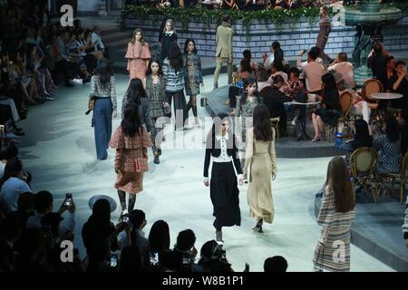 Modelle zeigen neue Kreationen bei der Chanel's 'Paris' in Rom 2015/16 Kollektion fashion show in Peking, China, 31. Mai 2016. Stockfoto