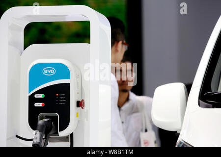 ---- Besucher Blick auf ein Plug-in Hybridauto von BYD auf dem Display während der 16. Internationalen Automobil- Ausstellung in Shanghai, auch als bekannt Stockfoto