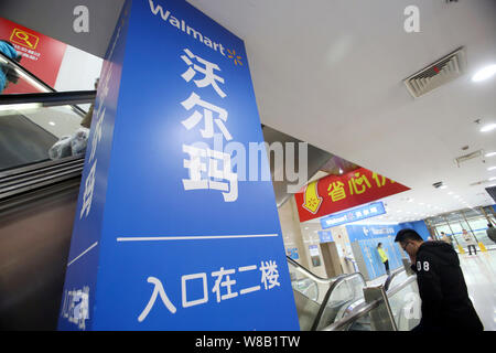 ------ Chinesische Kunden Einkaufen in einem Supermarkt von Walmart (Wal-Mart) in Shanghai, China, 18. Januar 2016. Des chinesischen Handelsministeriums hat re Stockfoto