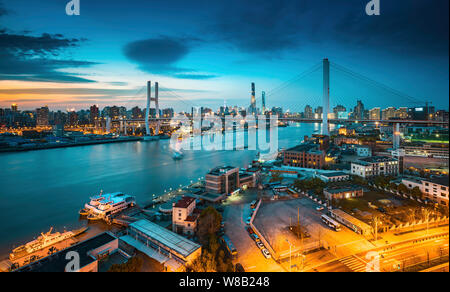 ------ Nacht Blick auf die Nanpu Brücke über den Fluss Huangpu in Shanghai, China, 4. April 2016. Stockfoto