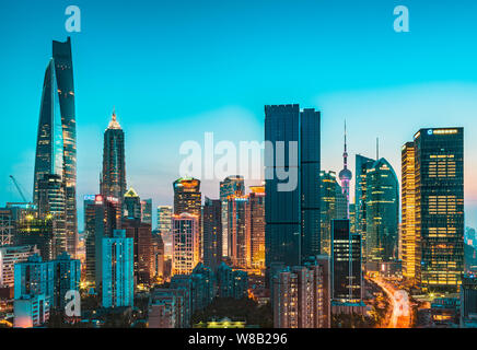 ------ Nacht Blick auf Hochhäuser und Wolkenkratzer in der Lujiazui Finanzviertel in Pudong, Shanghai, China, 12. Mai 2016. Stockfoto