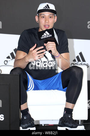 NBA Basketball star Jeremy Lin von Charlotte Hornets spricht bei einer Werbeveranstaltung für Adidas in Taipei, Taiwan, 10. Juni 2016. Stockfoto