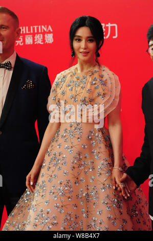 Chinesische Schauspielerin Fan Bingbing kommt auf den roten Teppich für die Eröffnungsfeier der 19. Shanghai International Film Festival in Shanghai, China, 1. Stockfoto
