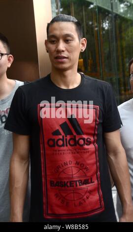 NBA Basketball star Jeremy Lin von Charlotte Hornets wird dargestellt außerhalb ein Hotel in Shanghai, China, 21. Juni 2016. Stockfoto