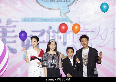 (Von links) taiwanesische Schauspielerin Gwei Lun-mei, Schauspielerin und Cellist Nana Ou-Yang, Kind star Wang Yuanye, der Sohn von Huayi Brothers Media Corporation pres Stockfoto