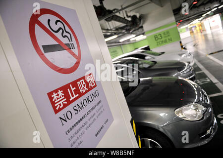 ---- Ein Rauchverbot Schild ist in einer Tiefgarage in Peking, China, 1. Juni 2015. China hat Rücken strampelte auf einem vorgeschlagenen nationalen Stockfoto