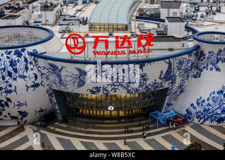 Menschen besuchen die Wanda Mall am Nanchang Wanda kulturellen Tourismus Stadt in Nanchang City, der ostchinesischen Provinz Jiangxi, 27. Mai 2016. Die chinesischen Co Stockfoto