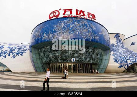 Menschen besuchen die Wanda Mall am Nanchang Wanda kulturellen Tourismus Stadt in Nanchang City, der ostchinesischen Provinz Jiangxi, 27. Mai 2016. Die chinesischen Co Stockfoto