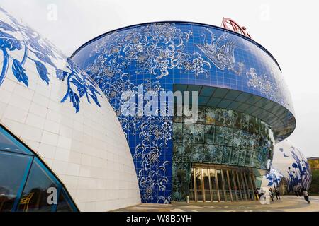 Menschen besuchen die Wanda Mall am Nanchang Wanda kulturellen Tourismus Stadt in Nanchang City, der ostchinesischen Provinz Jiangxi, 27. Mai 2016. Die chinesischen Co Stockfoto