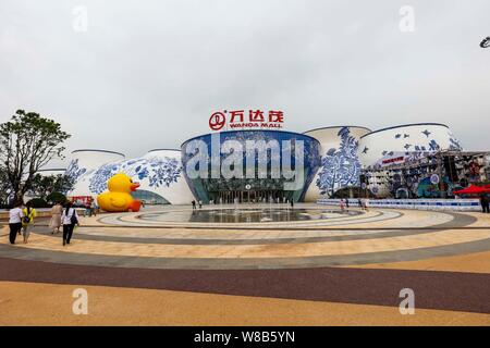 Menschen besuchen die Wanda Mall am Nanchang Wanda kulturellen Tourismus Stadt in Nanchang City, der ostchinesischen Provinz Jiangxi, 27. Mai 2016. Die chinesischen Co Stockfoto