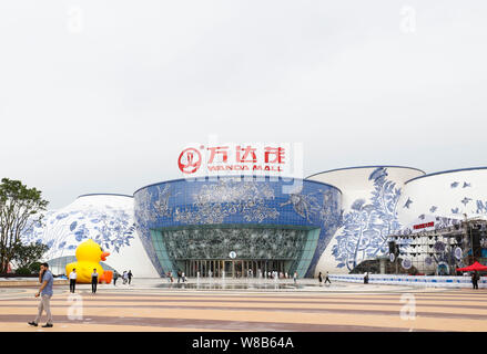 Menschen besuchen die Wanda Mall am Nanchang Wanda kulturellen Tourismus Stadt in Nanchang City, der ostchinesischen Provinz Jiangxi, 27. Mai 2016. Die chinesischen Co Stockfoto