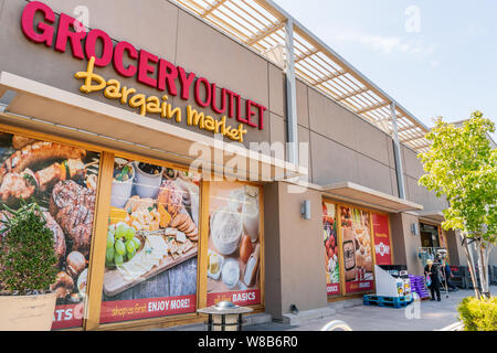 August 8, 2019 in Palo Alto/CA/USA - Außenansicht ein Lebensmittelgeschäft Outlet schnäppchen Markt in San Francisco Bay Area. Stockfoto