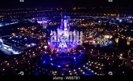 Eine Antenne Nachtansicht des Disney Schloss in der Shanghai Disneyland an der Shanghai Disney Resort in Pudong, Shanghai, China, 30. Mai 2016. Stockfoto