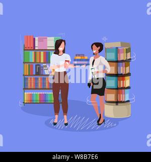Studenten Paar in der Nähe von Bücherregal mix Rennen Frauen Bücher zum Lesen Bibliothek oder Buchhandlung Besucher diskutieren während der Sitzung Flachbild volle le Stock Vektor