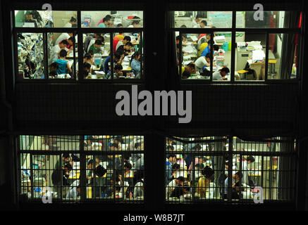 Chinesische Studenten überprüfung Lehrbücher in Vorbereitung auf die anstehenden nationalen Hochschuleingang Prüfung, auch als gaokao, in ihren Klassenräumen am Fuy bekannt Stockfoto