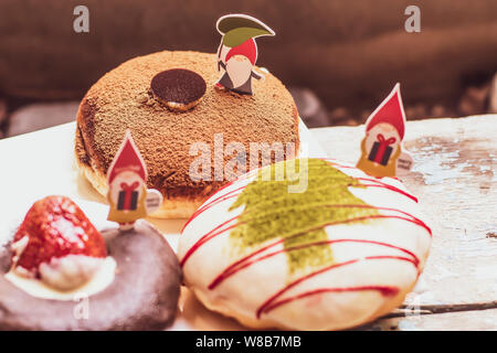Weihnachten hausgemachten Desserts auf Tisch in eingerichtet Neues Jahr Hintergrund Stockfoto