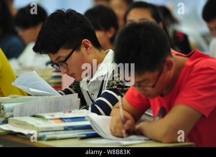 Chinesische Studenten überprüfung Lehrbücher in Vorbereitung auf die anstehenden nationalen Hochschuleingang Prüfung, auch als gaokao bekannt, in ihrem Klassenzimmer an der Fuya Stockfoto