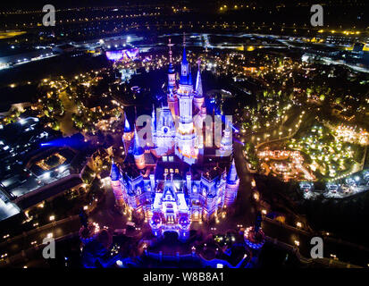 Eine Antenne Nachtansicht des Disney Schloss in der Shanghai Disneyland an der Shanghai Disney Resort in Pudong, Shanghai, China, 30. Mai 2016. Stockfoto