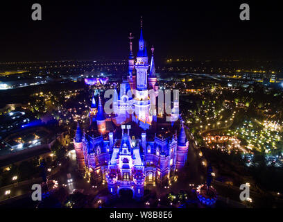 Eine Antenne Nachtansicht des Disney Schloss in der Shanghai Disneyland an der Shanghai Disney Resort in Pudong, Shanghai, China, 30. Mai 2016. Stockfoto