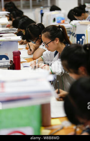 Chinesische Studenten überprüfung Lehrbücher in Vorbereitung auf die anstehenden nationalen Hochschuleingang Prüfung, auch als gaokao bekannt, in ihrem Klassenzimmer an der Gany Stockfoto