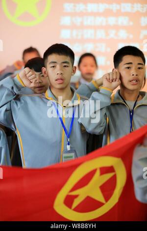 ------ Junge chinesische Studenten während einer Zeremonie schwören für immer neue Mitglieder der Kommunistischen Jugendliga Chinas an Rongan Grafschaft Mitte Scho Stockfoto