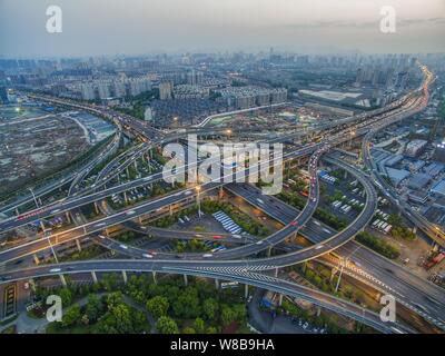 Blick auf viel Verkehr auf der Hochstraße und der Desheng Qiushi Hochstraße in der Dämmerung in Hangzhou City, East China Zhejiang provinz, 3. Mai 2. Stockfoto