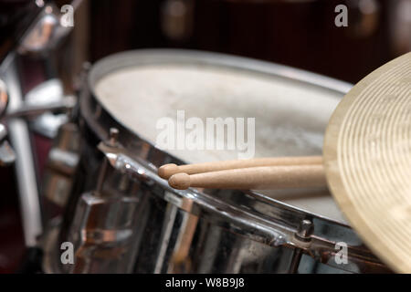 In der Nähe von ein paar Drumstick auf eine Snare Drum Stockfoto