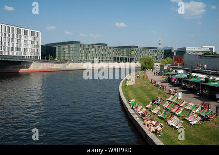 12.06.2019, Berlin, Deutschland, Europa - Strandbar "Beach" auf der Ludwig-Erhard-Ufer Ufer entlang der Spree im Regierungsviertel. Stockfoto