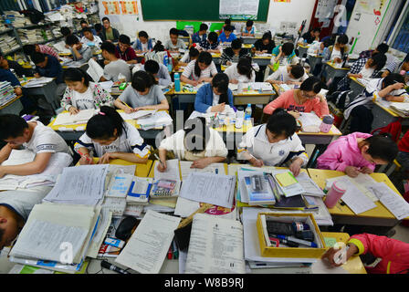 Chinesische Studenten überprüfung Lehrbücher in Vorbereitung auf die anstehenden nationalen Hochschuleingang Prüfung, auch als gaokao bekannt, in ihrem Klassenzimmer an der Fuya Stockfoto