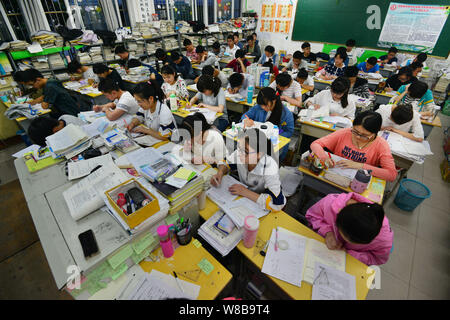 Chinesische Studenten überprüfung Lehrbücher in Vorbereitung auf die anstehenden nationalen Hochschuleingang Prüfung, auch als gaokao bekannt, in ihrem Klassenzimmer an der Fuya Stockfoto