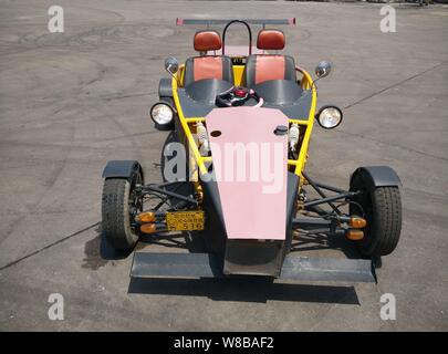 Die hausgemachten Sportwagen, eine Nachbildung der Ariel Atom, gebildet von den chinesischen Auto Handwerker Wen Chao, wird dargestellt in einer Anlage in Longchuan Wugong Dorf, Stadt Stockfoto