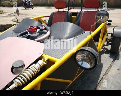 Die hausgemachten Sportwagen, eine Nachbildung der Ariel Atom, gebildet von den chinesischen Auto Handwerker Wen Chao, wird dargestellt in einer Anlage in Longchuan Wugong Dorf, Stadt Stockfoto