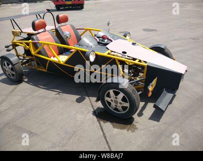 Die hausgemachten Sportwagen, eine Nachbildung der Ariel Atom, gebildet von den chinesischen Auto Handwerker Wen Chao, wird dargestellt in einer Anlage in Longchuan Wugong Dorf, Stadt Stockfoto