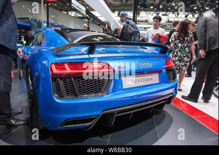 ---- Besucher Blick auf einem Audi R8 V10 plus auf dem Display während der 14 Beijing International Automotive Exhibition, die auch als Auto China 2016 bekannt, in Stockfoto