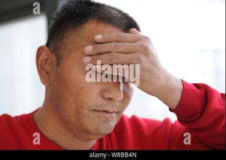 Chinesen Liu Yongwei, entdeckte seine rechte Niere gegangen war fehlt, nachdem er eine Brust Chirurgie in Xuzhou Medical School Krankenhaus zuletzt empfangenen Jun Stockfoto