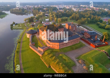 Alte Festung in einem Stadtbild in den frühen Juli morgen (Luftaufnahmen). Hameenlinna, Finnland Stockfoto