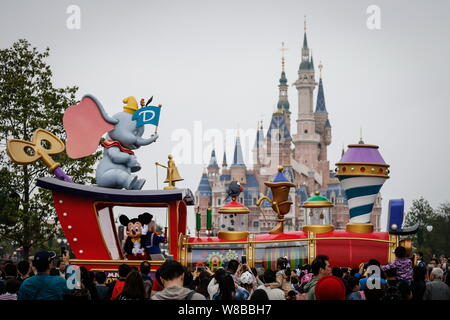 Ein Entertainer in das Kostüm von Mickey Mouse Wellen zu Besucher gekleidet während einer Parade in der Shanghai Disneyland an der Shanghai Disney Resort in Pu Stockfoto