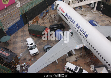 Chinesische Arbeiter ein pensionierter Boeing 737 Passenger Jet von Batavia Air in ein Restaurant in der Fußgängerzone in Wuhan City renovieren, der Central China Hub Stockfoto