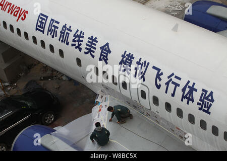 Chinesische Arbeiter ein pensionierter Boeing 737 Passenger Jet von Batavia Air in ein Restaurant in der Fußgängerzone in Wuhan City renovieren, der Central China Hub Stockfoto