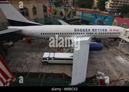 Luftaufnahme eines pensionierten Boeing 737 Passenger Jet von Batavia Air in ein Restaurant in der Fußgängerzone in Wuhan City renoviert, zentral China Stockfoto