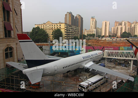 Luftaufnahme eines pensionierten Boeing 737 Passenger Jet von Batavia Air in ein Restaurant in der Fußgängerzone in Wuhan City renoviert, zentral China Stockfoto