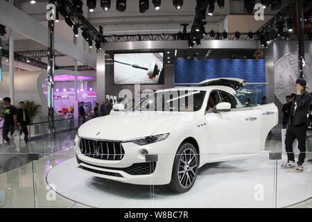 ---- Besucher ausprobieren oder an einen Maserati Levante SUV auf Anzeige während des 14 Beijing International Automotive Exhibition, die auch als Auto bekannt Stockfoto