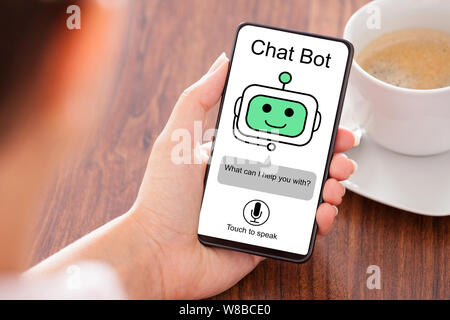 In der Nähe von Frau über Chat Bot-Anwendung für das Plaudern auf dem Smartphone Stockfoto