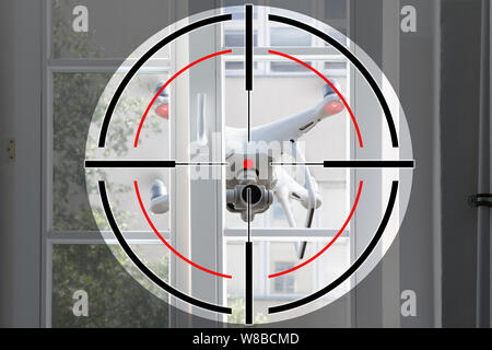 Close-up Shooting Range Target auf weißem Drohne in der Nähe der Fenster Stockfoto