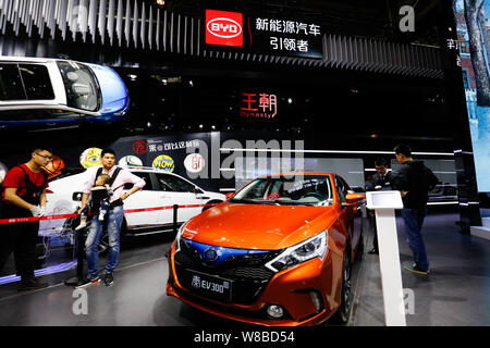 ---- Besucher auf einen BYD Qin EV sehen Sie auf dem Display während der 14 Beijing International Automotive Exhibition, die auch als Auto China 2016 bekannt, in Beijin Stockfoto