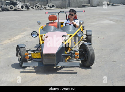 Chinesische auto Handwerker Wen Chao testet seine hausgemachten Sportwagen, eine Nachbildung der Ariel Atom, in einer Anlage in Wugong Dorf, Longchuan Stadt Zhuzhou Stockfoto